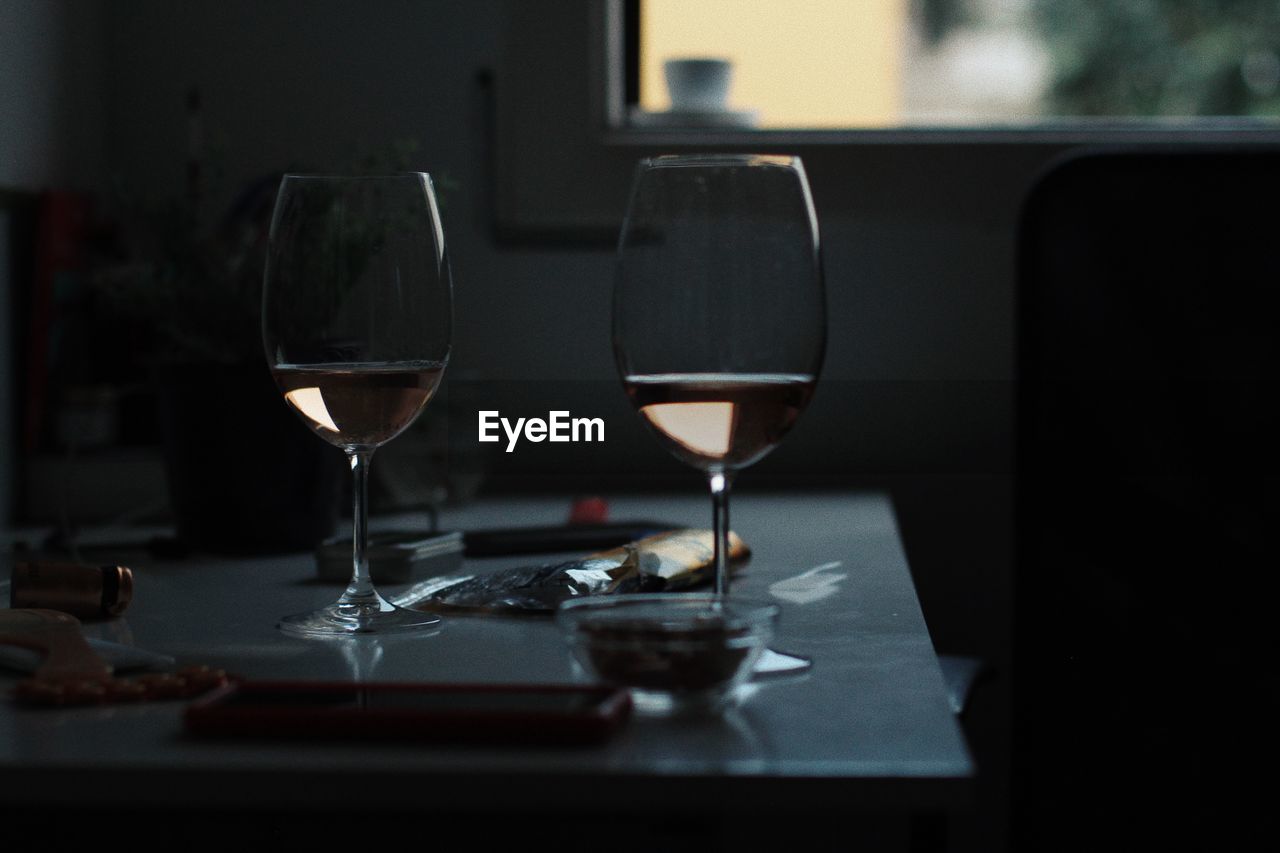 CLOSE-UP OF WINE GLASS ON TABLE