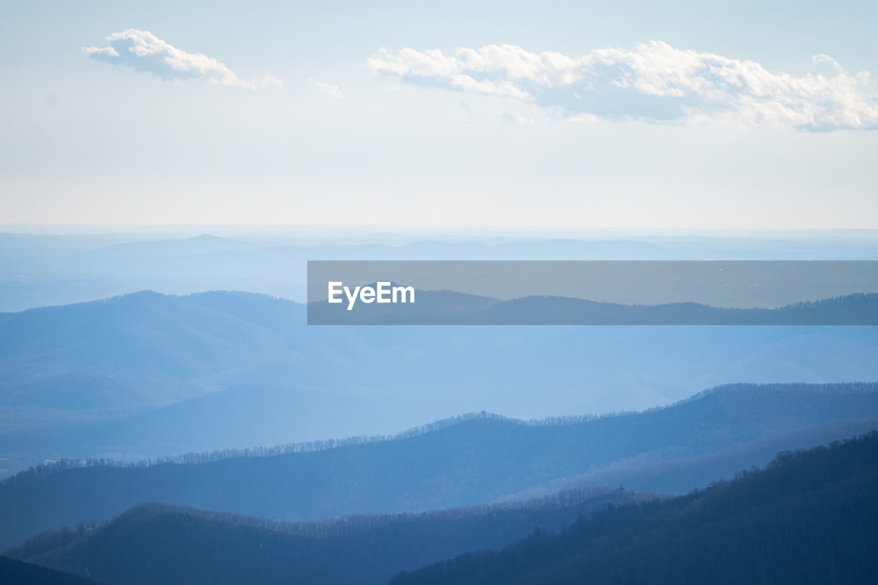 IDYLLIC SHOT OF MOUNTAINS AGAINST SKY