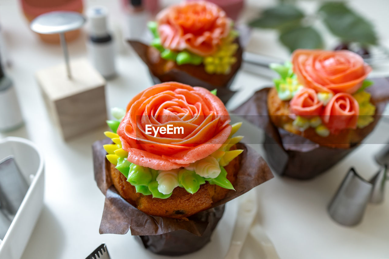HIGH ANGLE VIEW OF CAKE ON TABLE