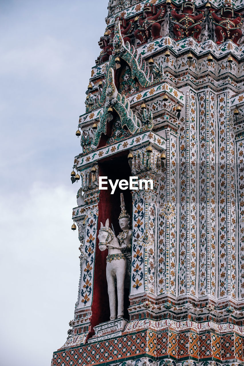 LOW ANGLE VIEW OF STATUE OF A TEMPLE