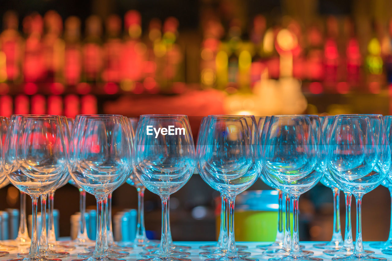 CLOSE-UP OF WINE IN GLASS