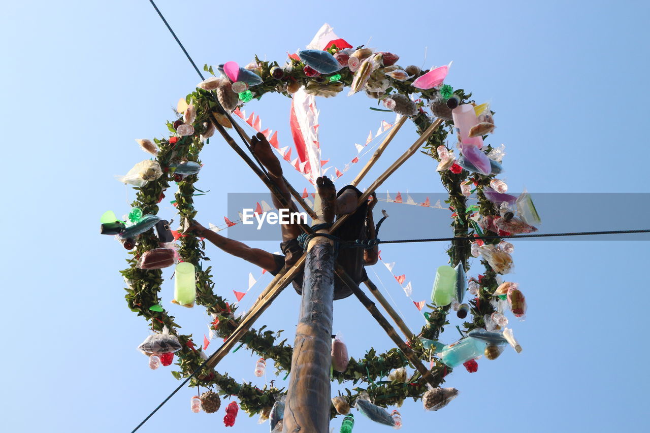 LOW ANGLE VIEW OF FERRIS WHEEL AGAINST SKY