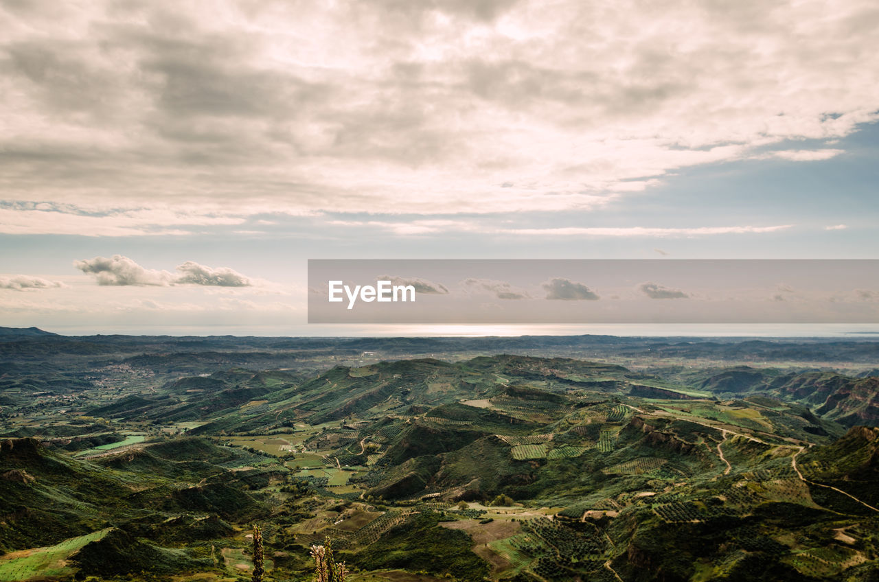 HIGH ANGLE VIEW OF MOUNTAIN AGAINST SKY