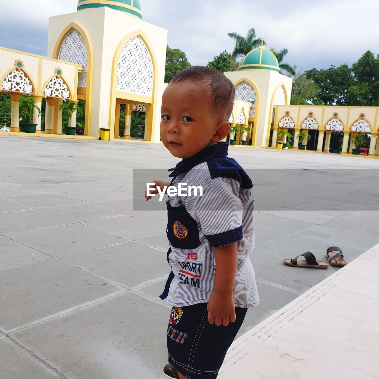 FULL LENGTH OF BOY LOOKING AWAY