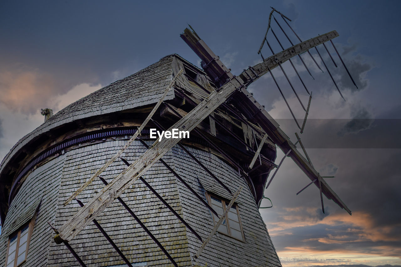 LOW ANGLE VIEW OF WINDMILLS AGAINST SKY