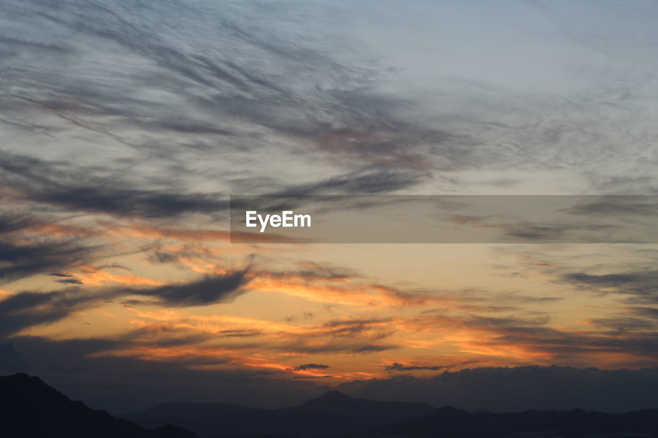 LOW ANGLE VIEW OF SILHOUETTE MOUNTAINS AGAINST SKY DURING SUNSET