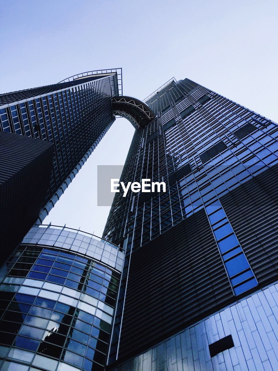 LOW ANGLE VIEW OF SKYSCRAPERS AGAINST SKY