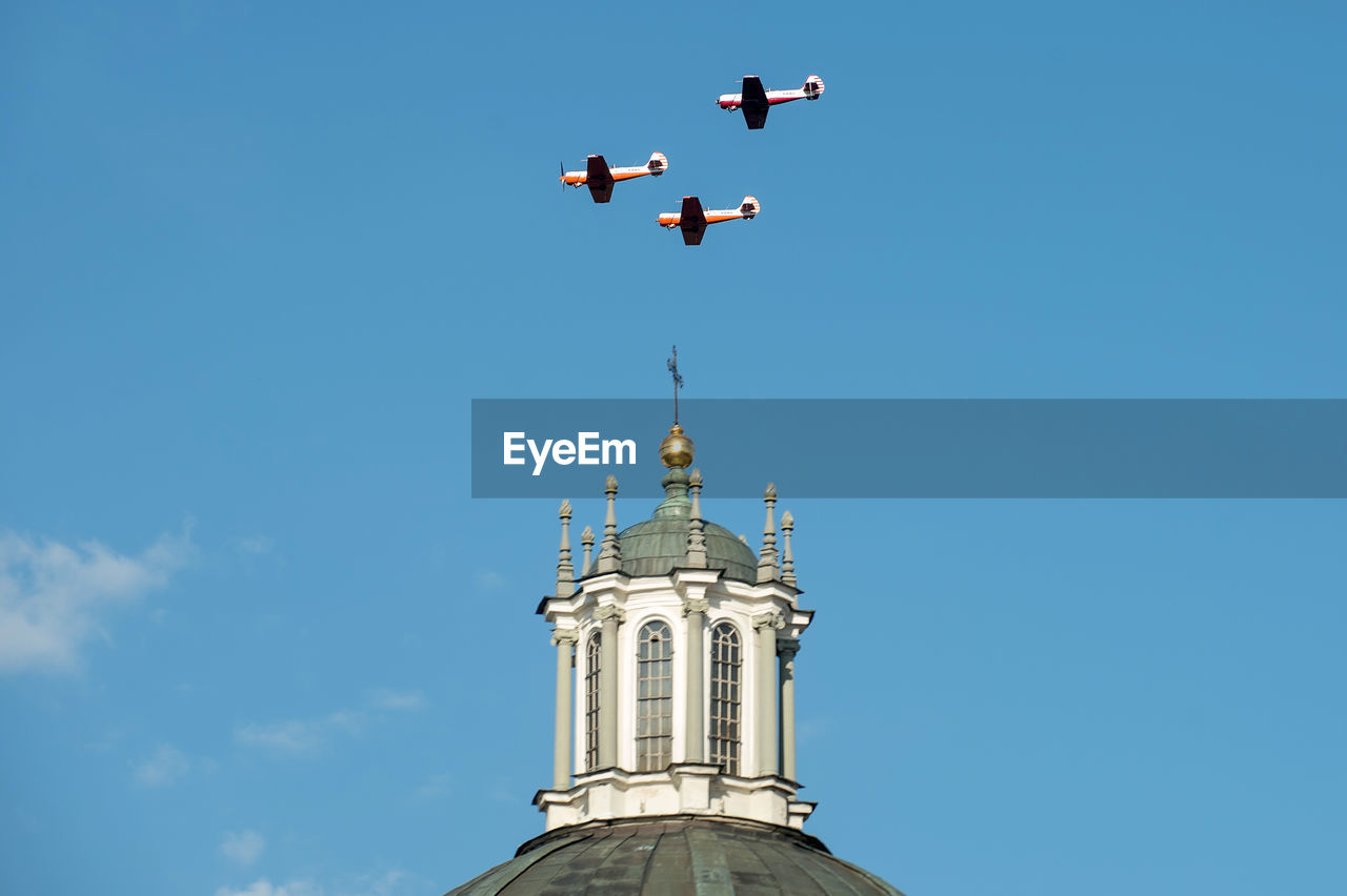 LOW ANGLE VIEW OF BIRD FLYING AGAINST SKY