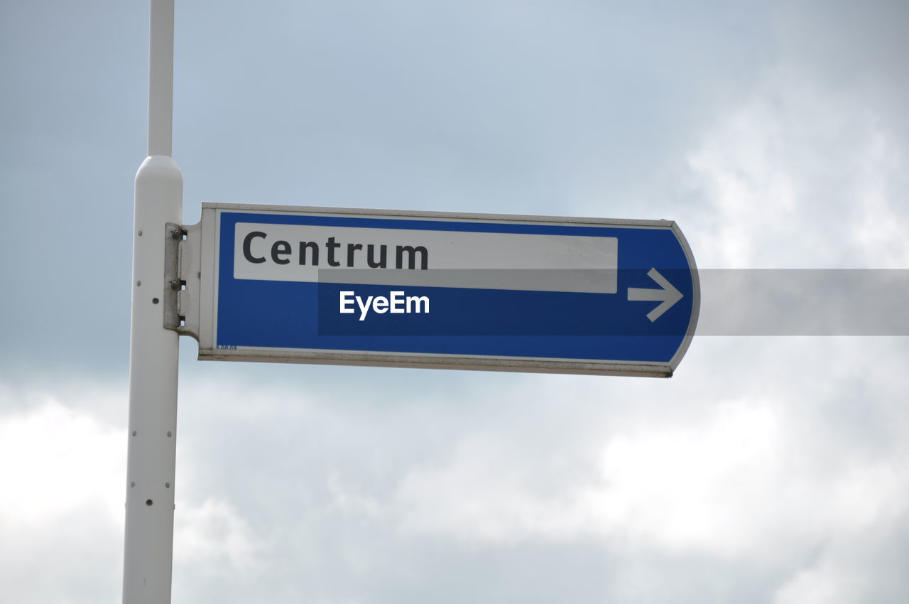 Road sign  directing to the centre