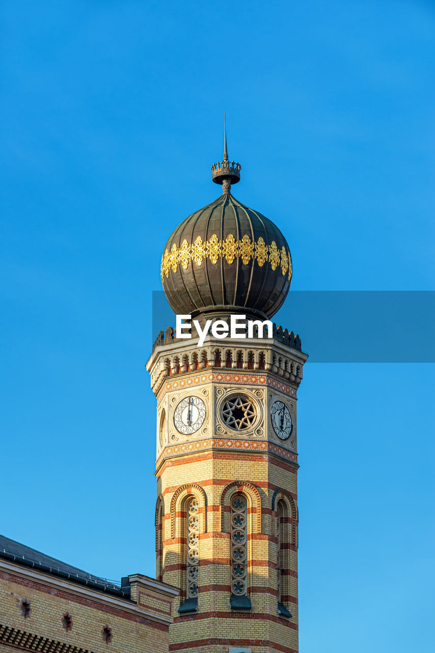 LOW ANGLE VIEW OF CLOCK TOWER AGAINST CLEAR SKY