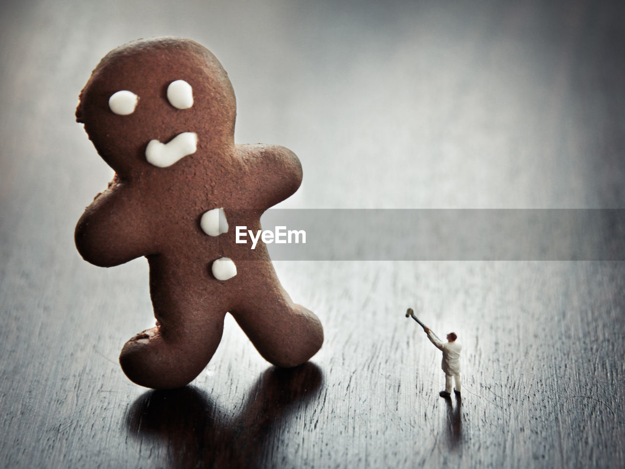 CLOSE-UP OF COOKIES ON TABLE AGAINST WHITE BACKGROUND