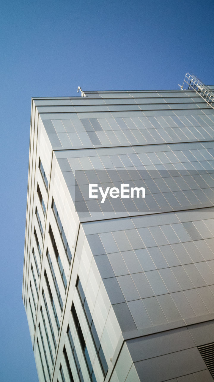 LOW ANGLE VIEW OF BUILDING AGAINST CLEAR BLUE SKY