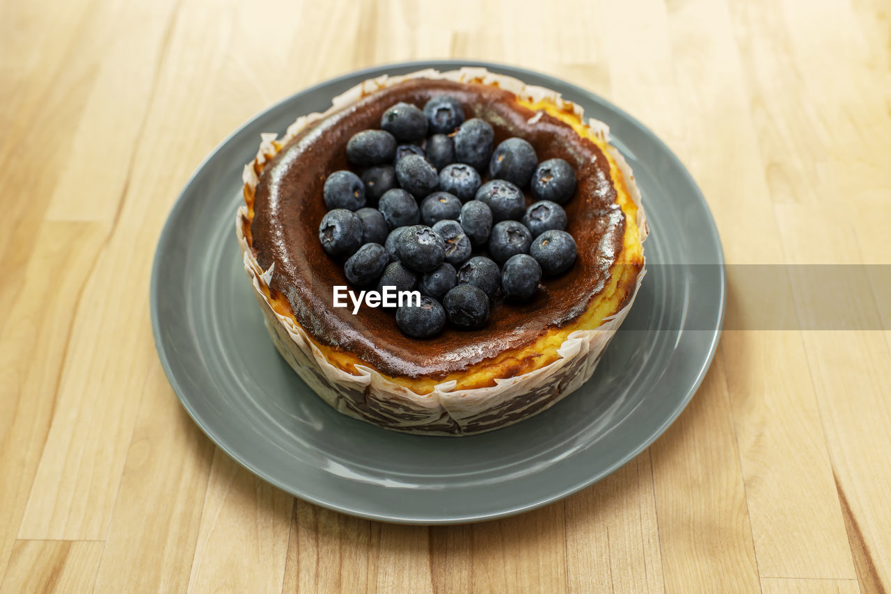 HIGH ANGLE VIEW OF CAKE IN PLATE