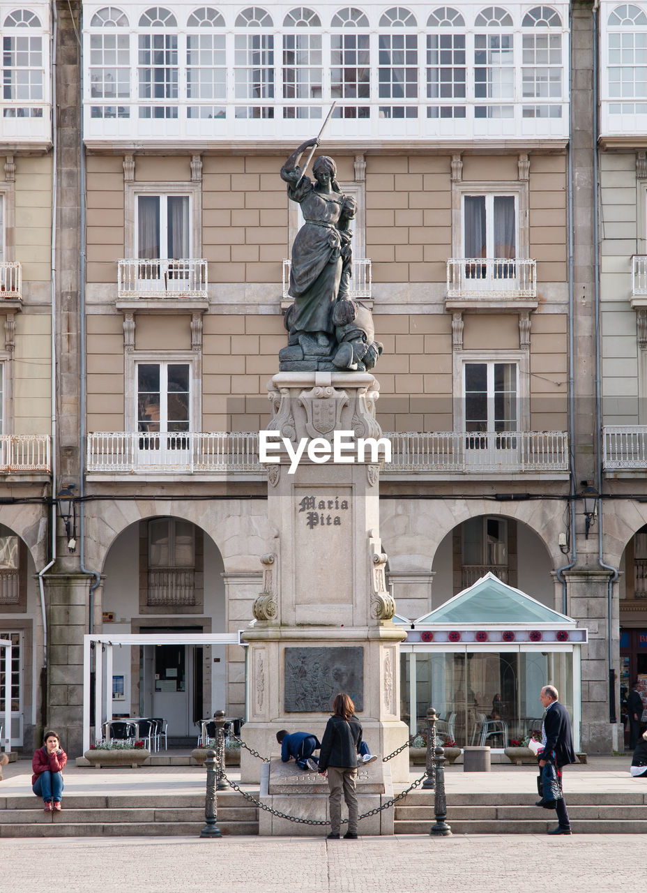 STATUE IN A CITY