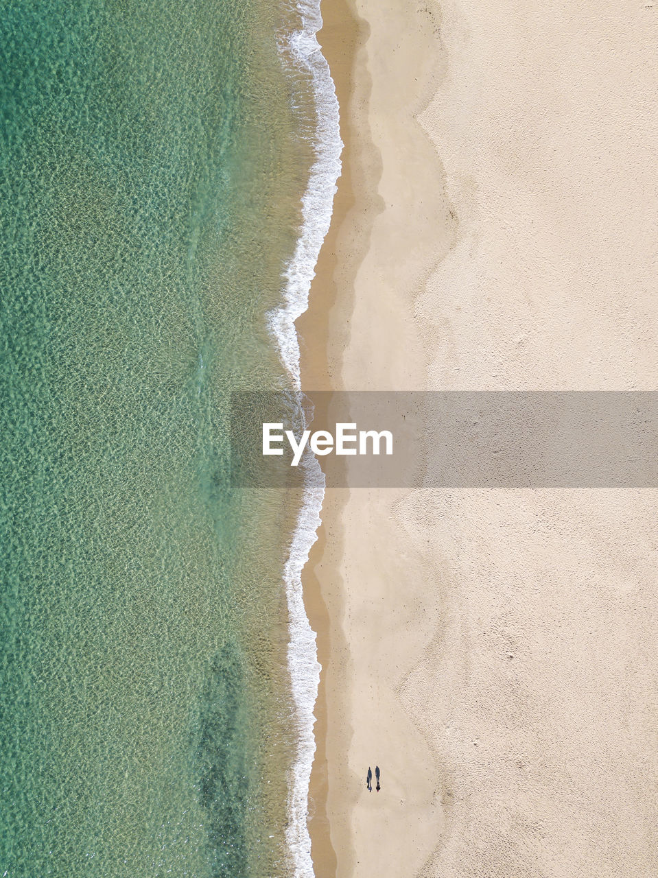 HIGH ANGLE VIEW OF BEACH AGAINST SEA