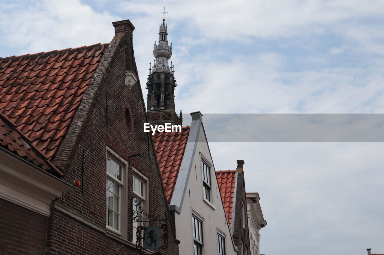 LOW ANGLE VIEW OF BUILDINGS AGAINST SKY IN CITY