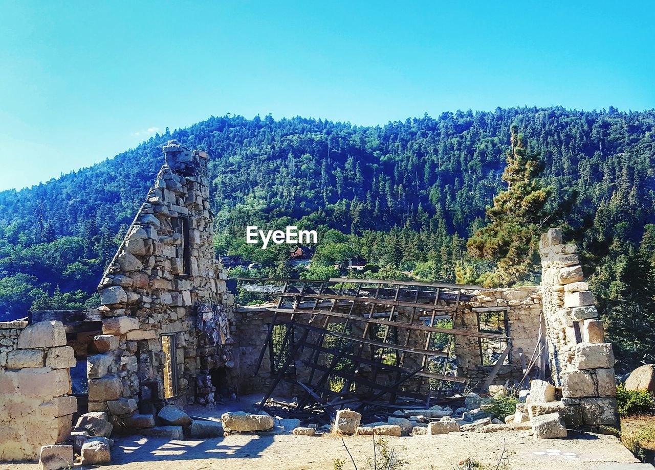 OLD RUIN BUILDING AGAINST SKY