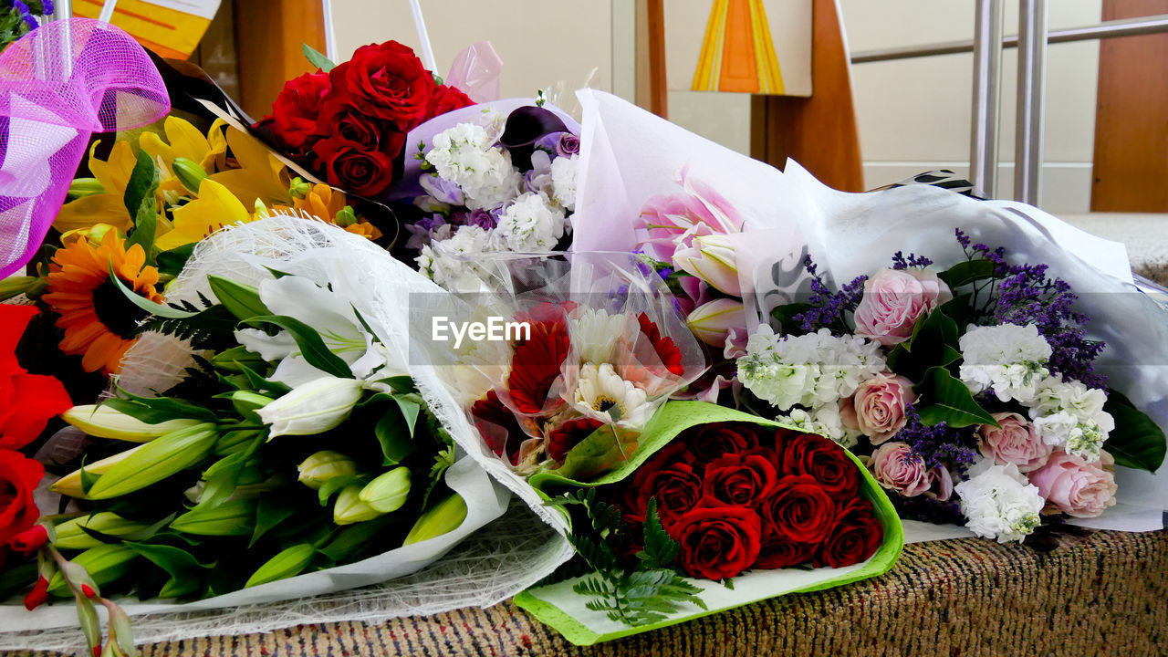 HIGH ANGLE VIEW OF BOUQUET OF FLOWER ON TABLE