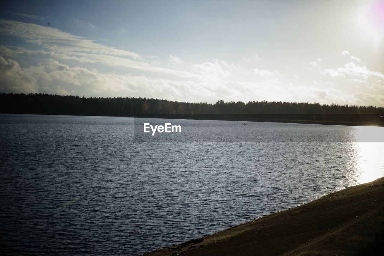 PANORAMIC VIEW OF LAKE AGAINST SKY DURING SUNSET