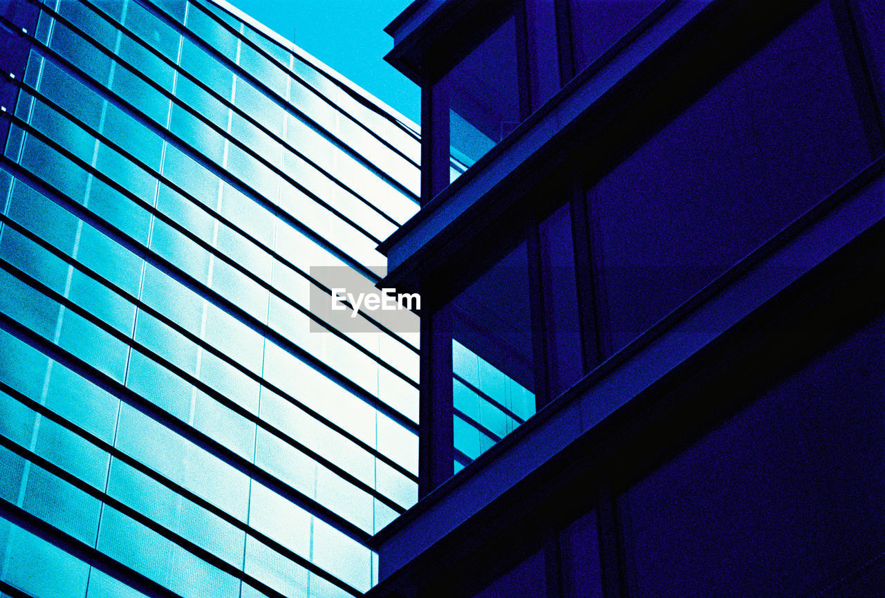 LOW ANGLE VIEW OF MODERN BUILDINGS AGAINST BLUE SKY