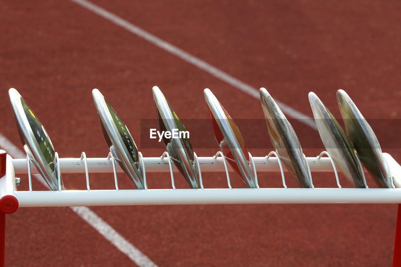 HIGH ANGLE VIEW OF METAL GRATE AGAINST BLURRED BACKGROUND