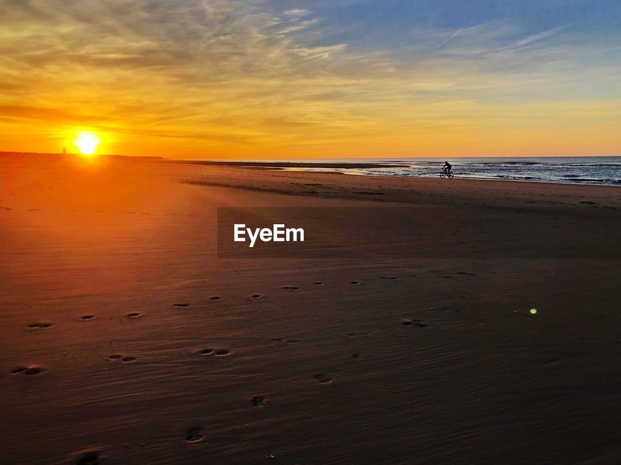 SCENIC VIEW OF SEA AGAINST SUNSET SKY