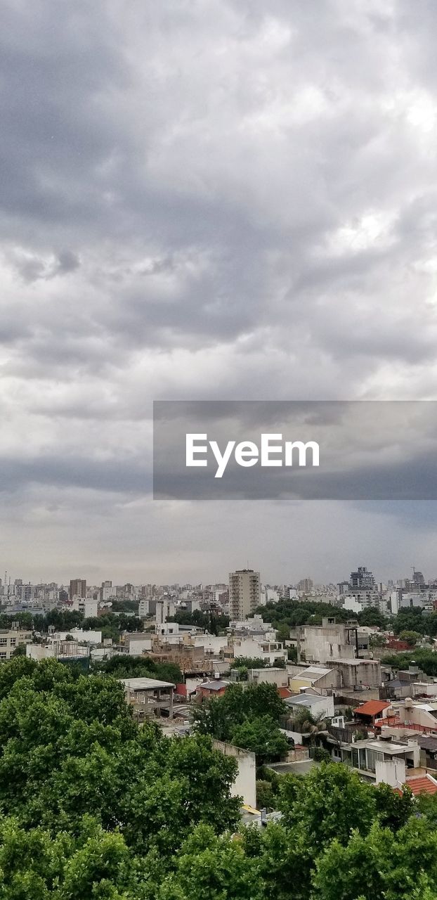 HIGH ANGLE VIEW OF BUILDINGS AGAINST SKY IN CITY