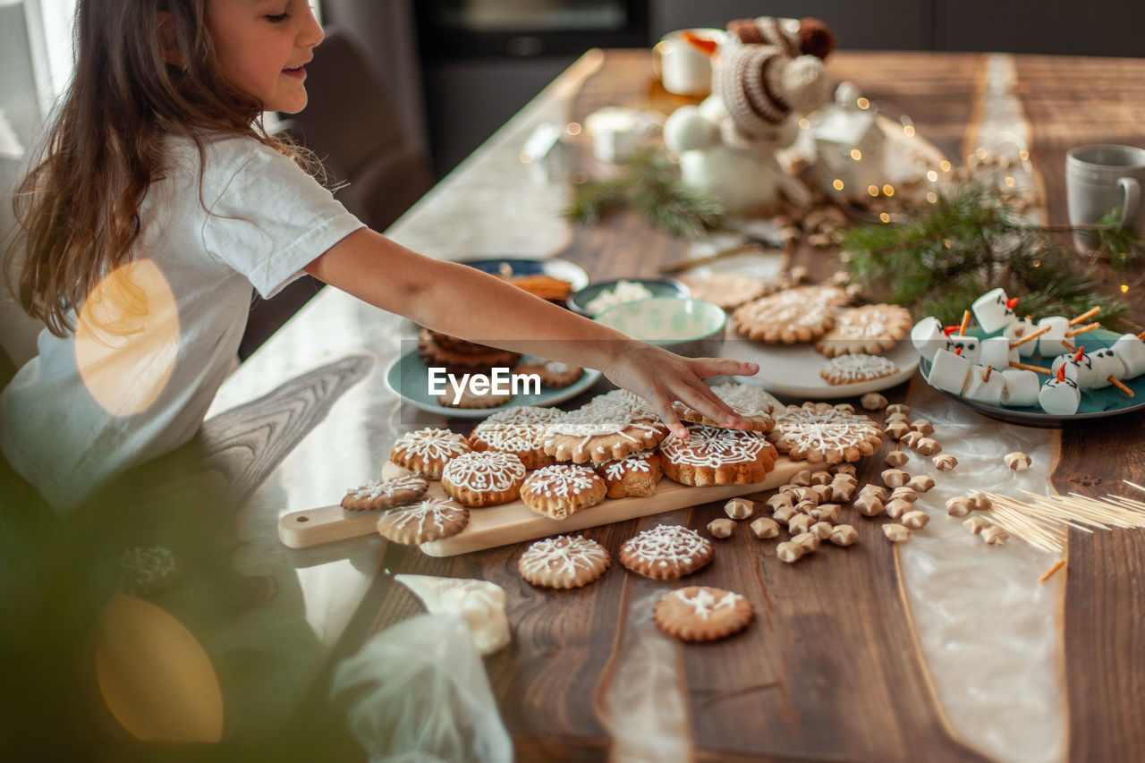 Midsection of woman preparing food on table