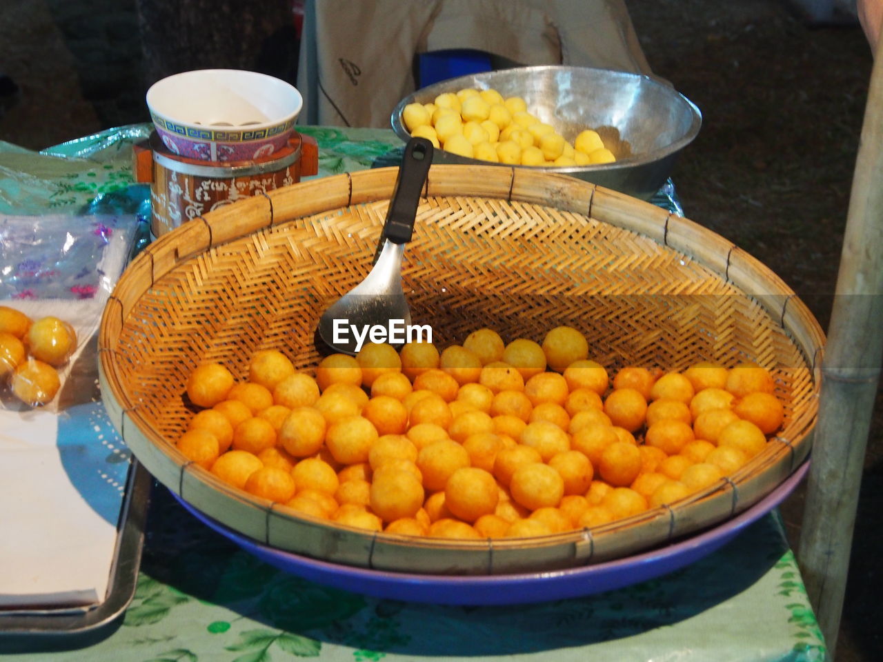 CLOSE-UP OF VEGETABLES IN BOWL