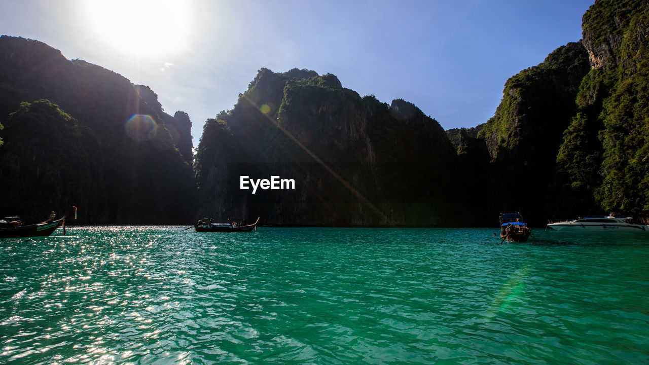 SCENIC VIEW OF SEA BY MOUNTAINS AGAINST SKY