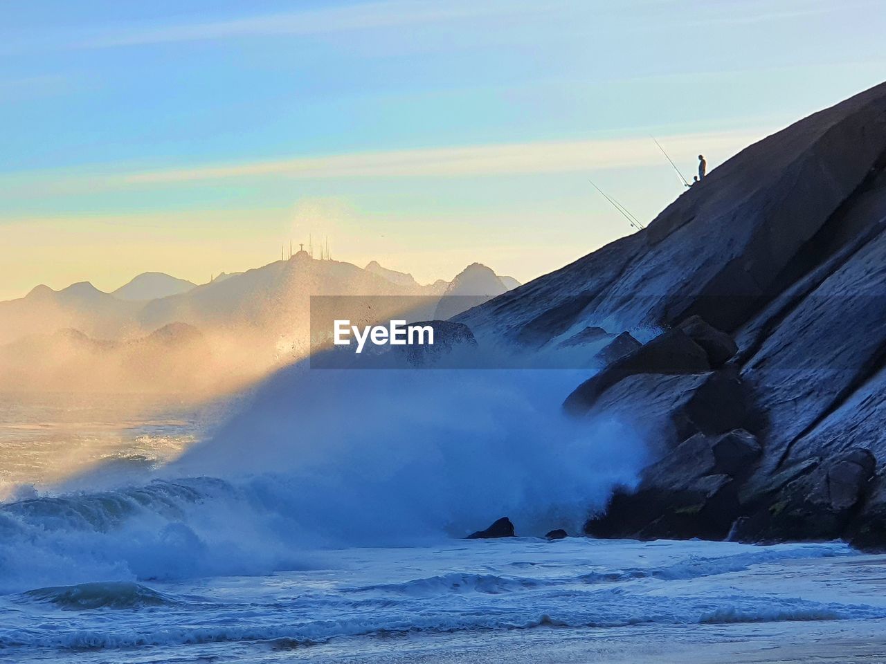 SCENIC VIEW OF SEA AND MOUNTAINS AGAINST SKY