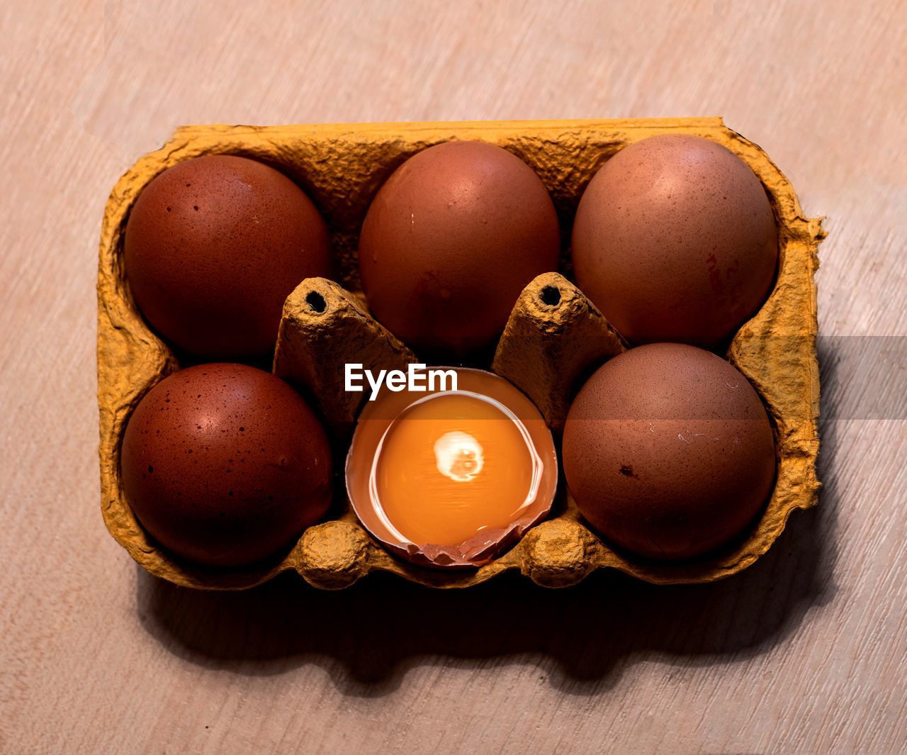 Yolk in 6-egg pack