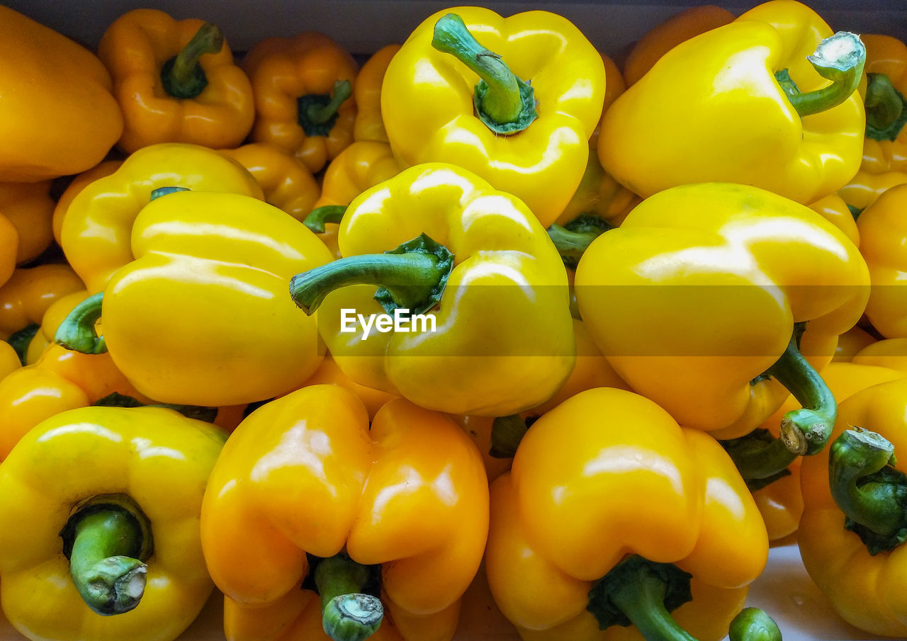 CLOSE-UP OF YELLOW BELL PEPPERS FOR SALE AT MARKET