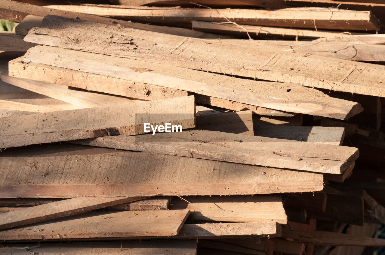 FULL FRAME SHOT OF WOODEN LOGS