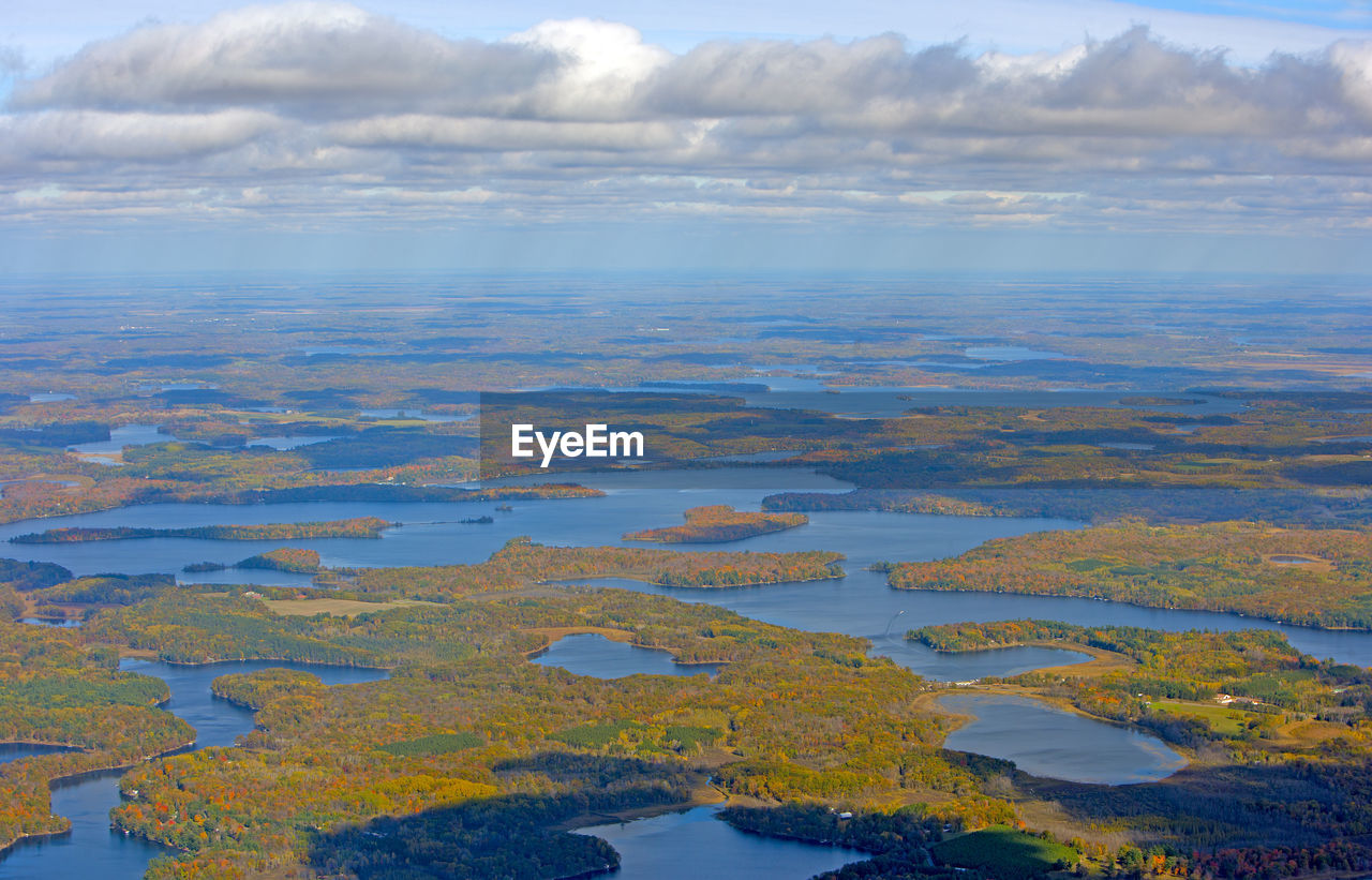 HIGH ANGLE VIEW OF LAKE AND LANDSCAPE AGAINST SKY