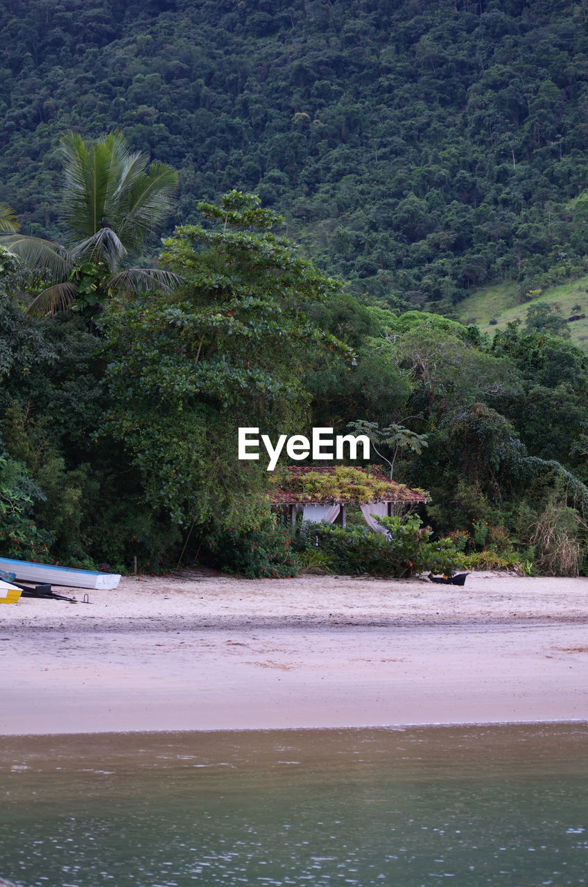 SCENIC VIEW OF SEA AGAINST MOUNTAIN