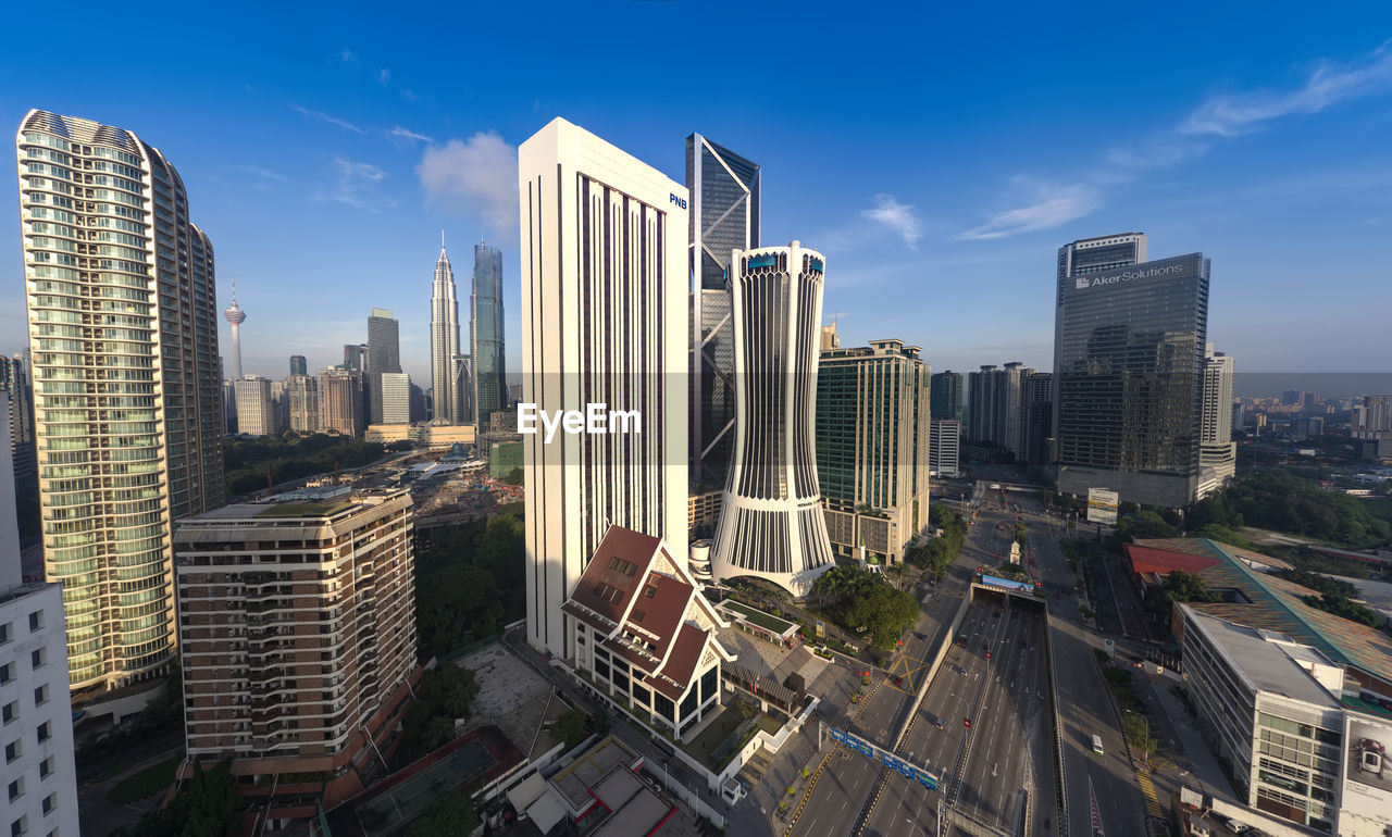 PANORAMIC VIEW OF BUILDINGS AGAINST SKY IN CITY