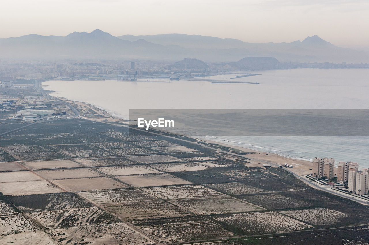 HIGH ANGLE VIEW OF SEA AGAINST SKY