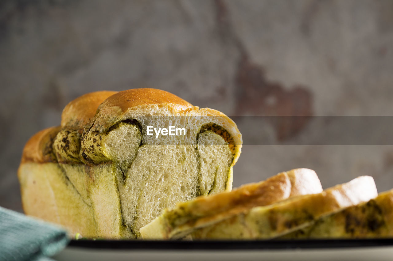 CLOSE-UP OF FRESH BREAD IN PLATE