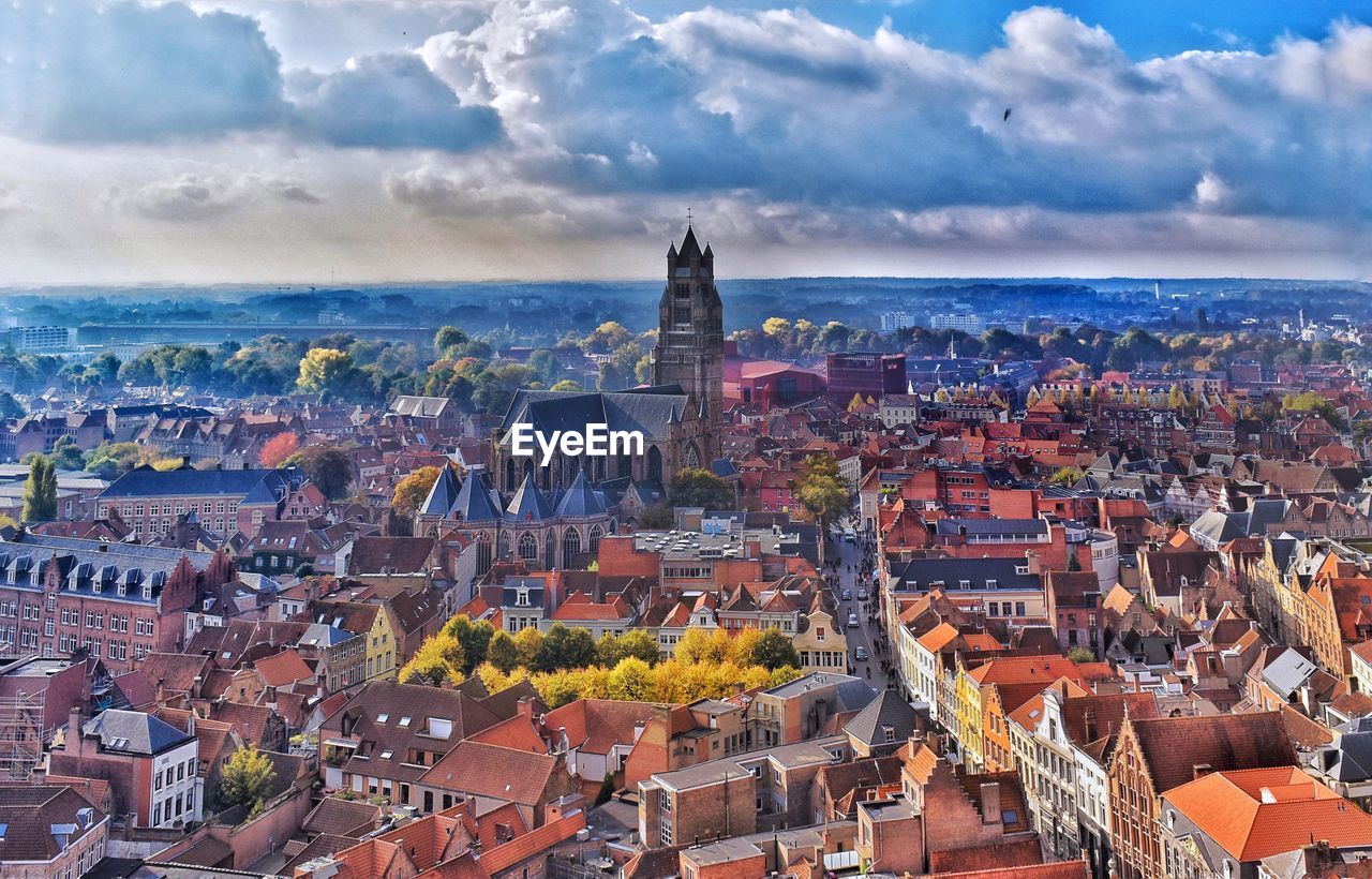 HIGH ANGLE VIEW OF TOWNSCAPE AGAINST SKY