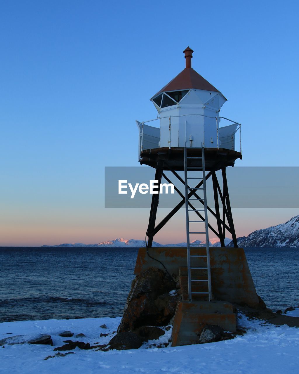 LIFEGUARD TOWER ON SEA AGAINST CLEAR SKY