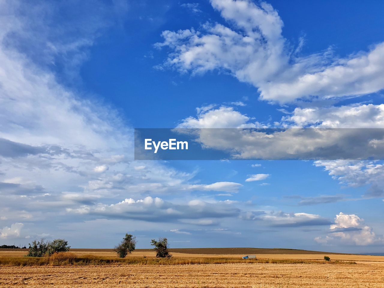 SCENIC VIEW OF FIELD AGAINST BLUE SKY