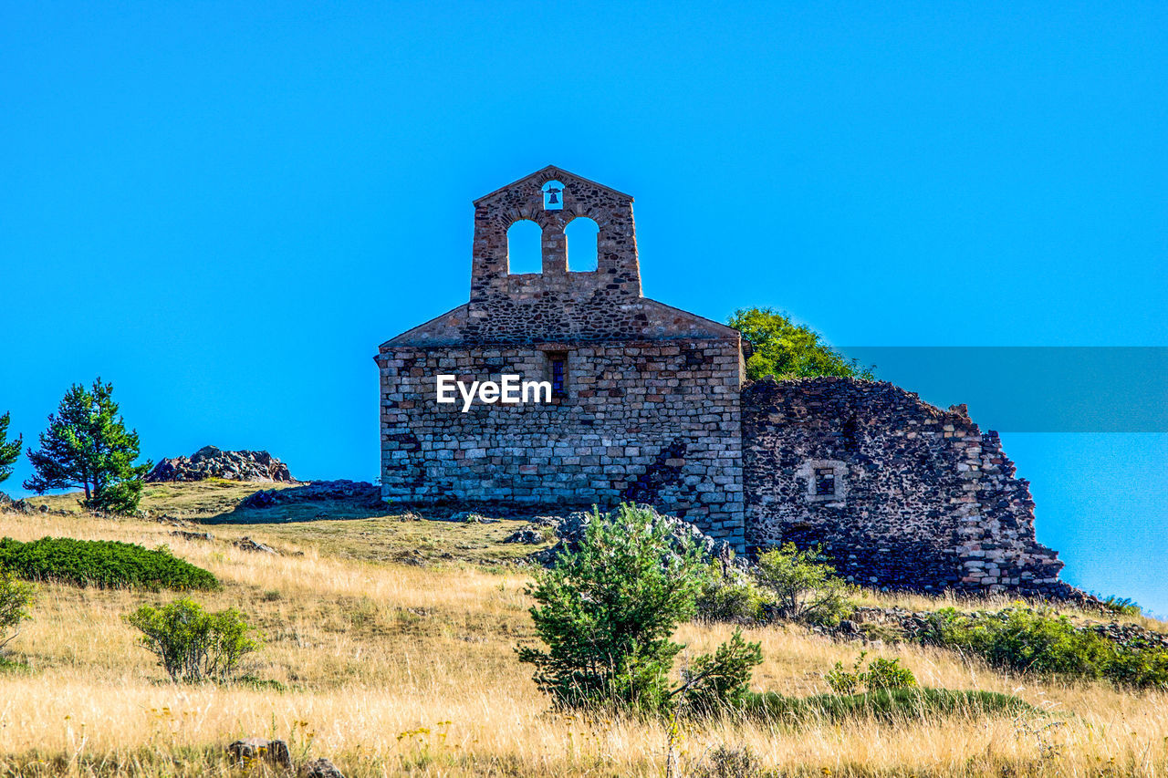 LOW ANGLE VIEW OF OLD BUILDING AGAINST CLEAR SKY