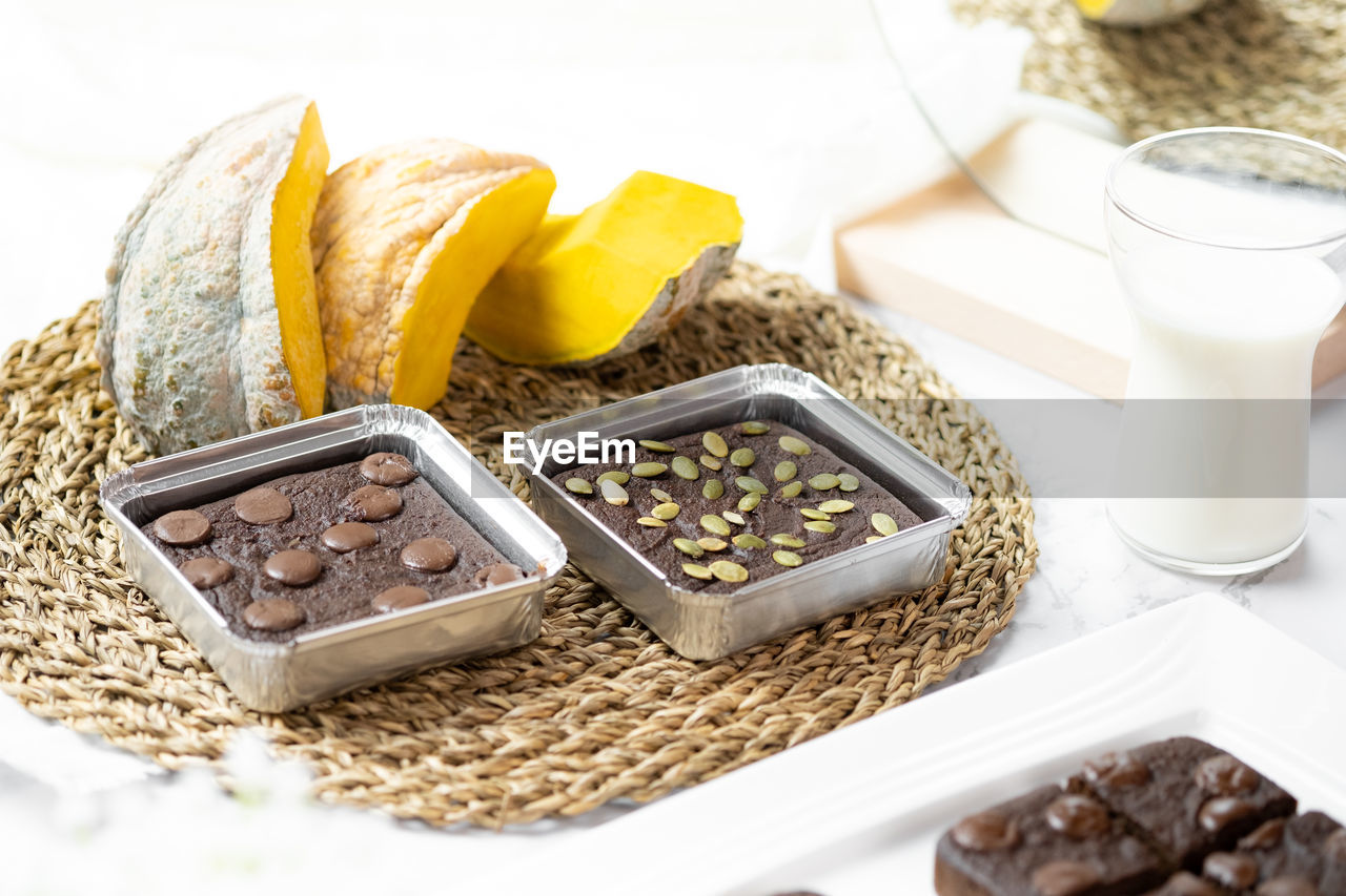 HIGH ANGLE VIEW OF BREAKFAST IN CONTAINER ON TABLE