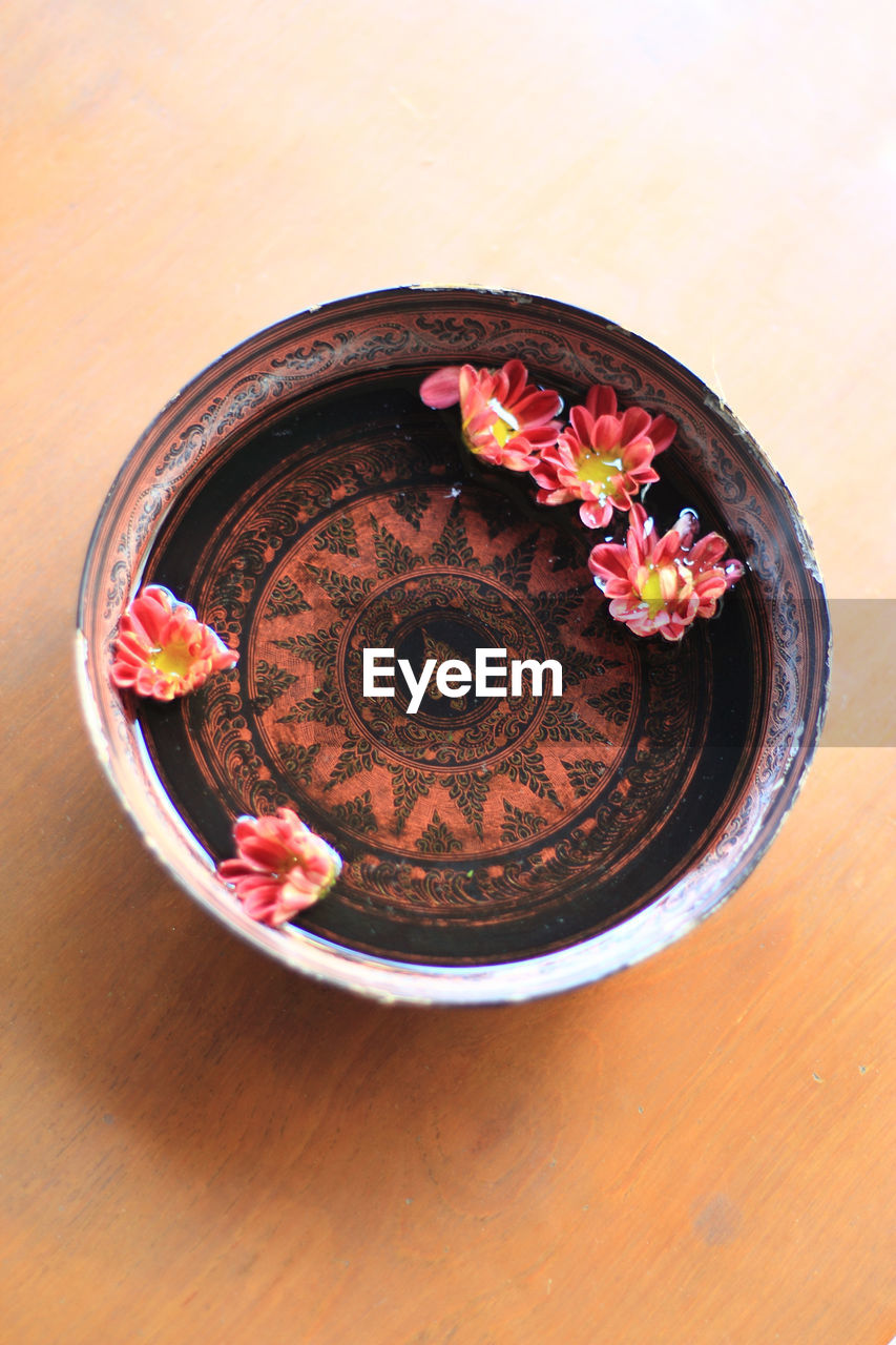 HIGH ANGLE VIEW OF POTTED PLANT ON WOODEN TABLE