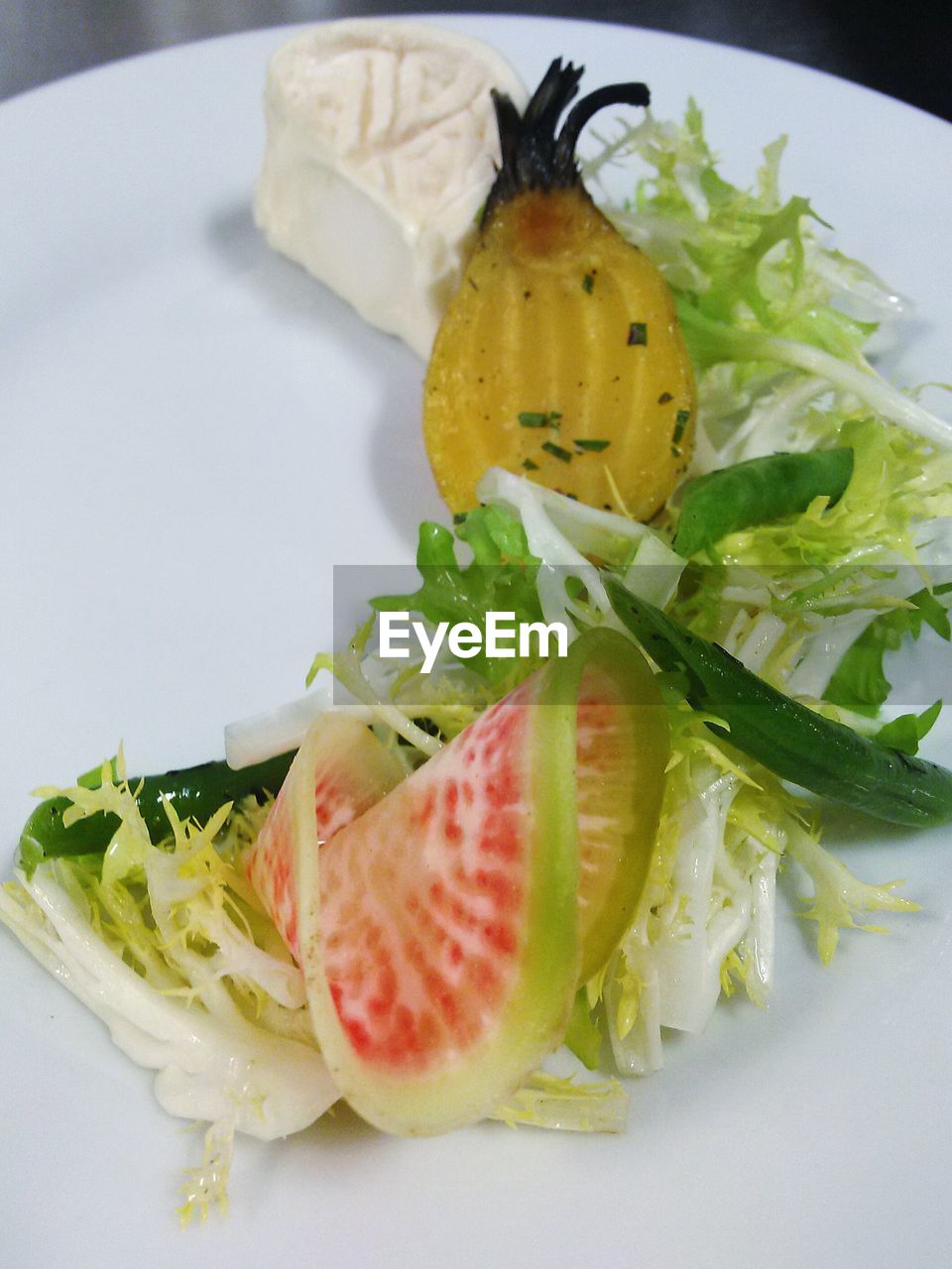 CLOSE-UP OF FRUITS IN PLATE