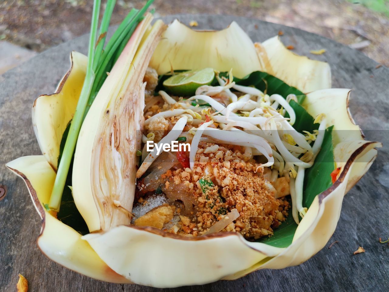 HIGH ANGLE VIEW OF FOOD IN PLATE