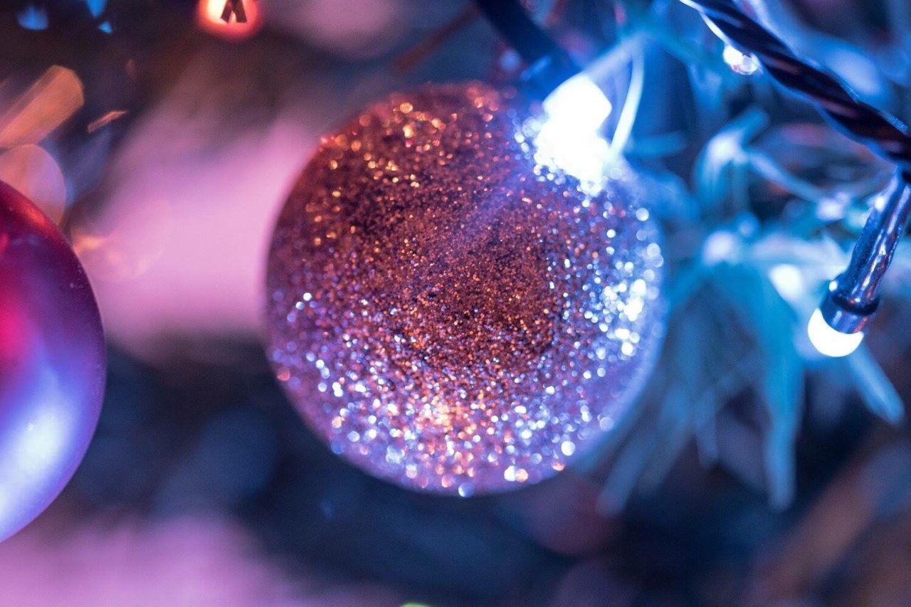 CLOSE-UP OF CHRISTMAS ORNAMENTS