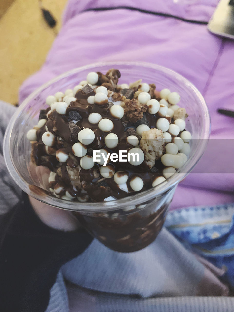 CLOSE-UP OF HAND HOLDING ICE CREAM IN TRAY