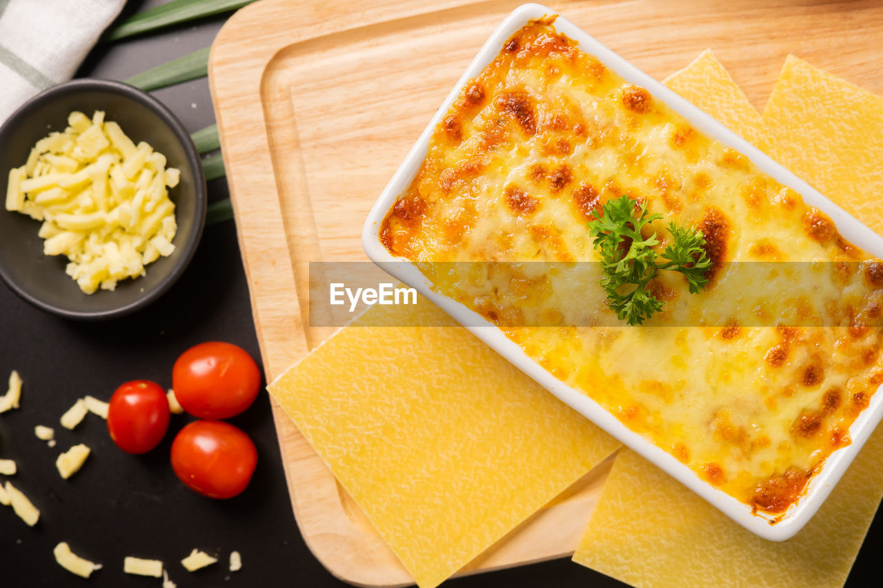 HIGH ANGLE VIEW OF FOOD SERVED ON CUTTING BOARD